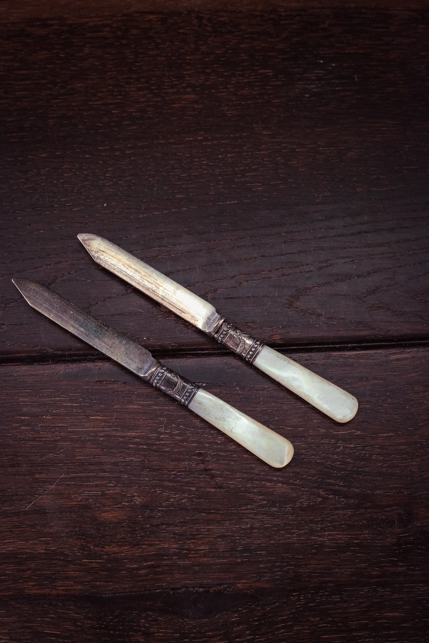 Pair of 2 Mother of Pearl and Silver Fruit Knives Meridien Cutlery 1855 - Vintage Silverware