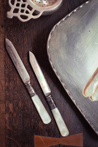 Pair of 2 Mother of Pearl and Silver Fruit Knives Meridien Cutlery 1855 - Vintage Silverware