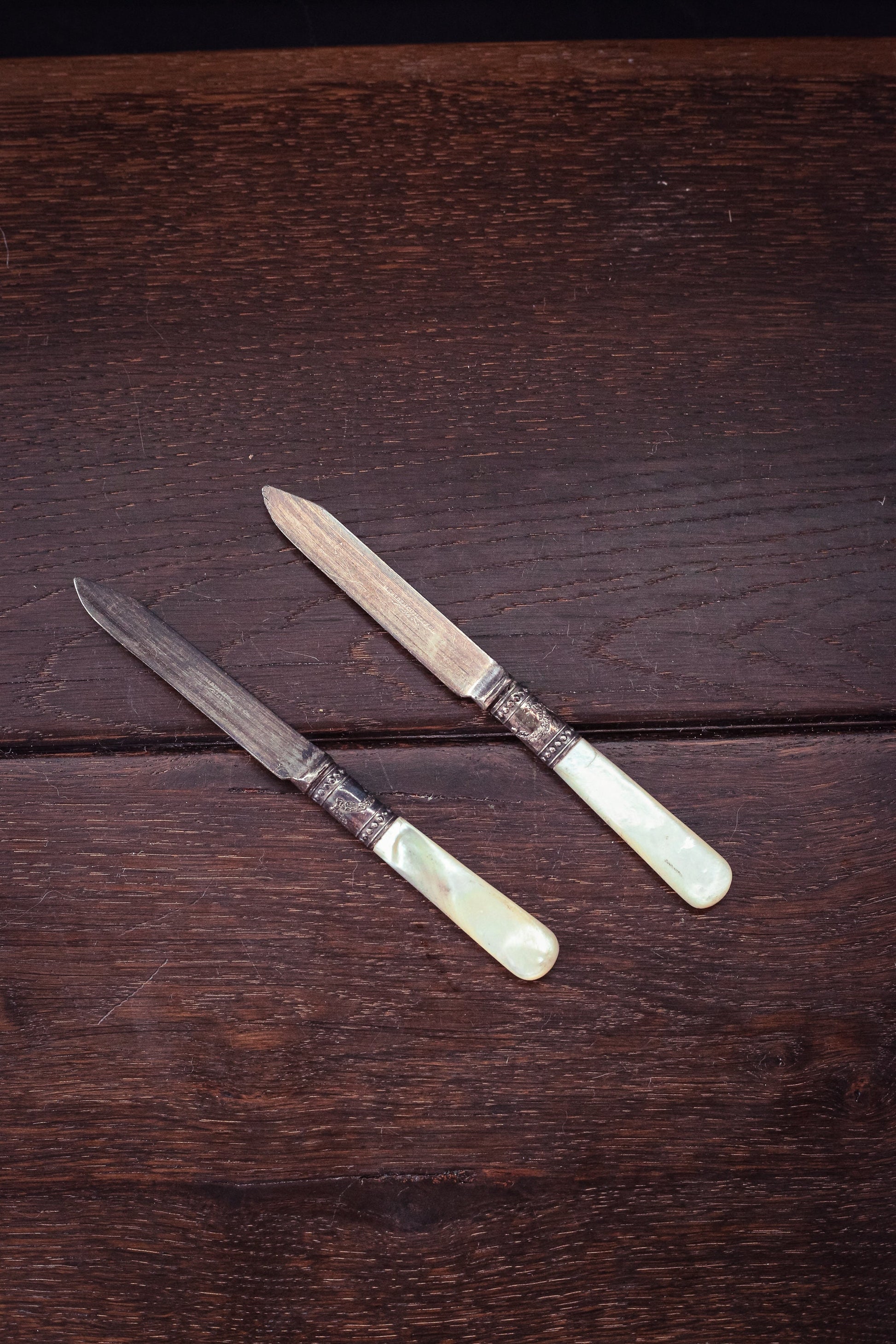 Pair of 2 Mother of Pearl and Silver Fruit Knives Meridien Cutlery 1855 - Vintage Silverware