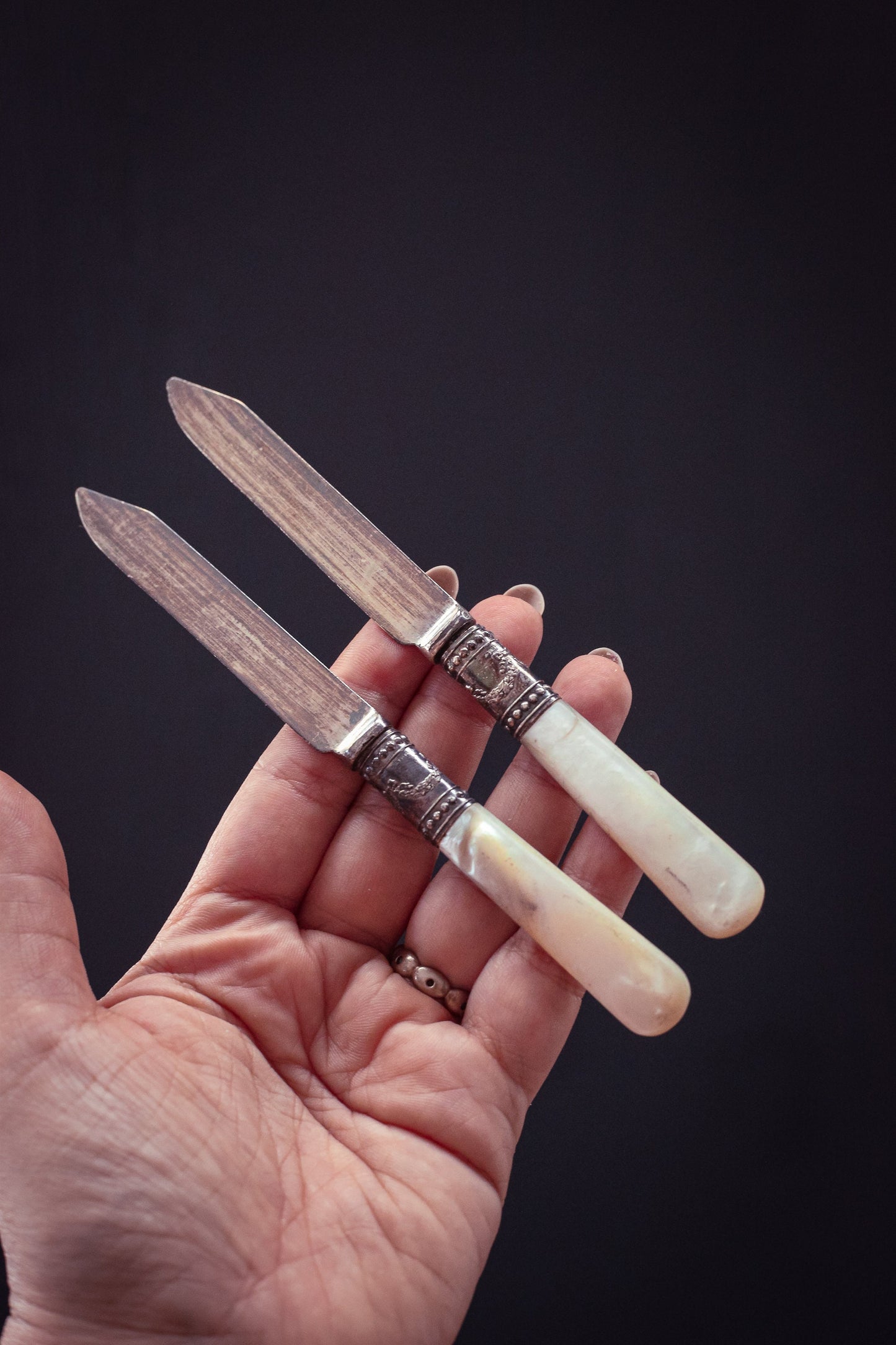 Pair of 2 Mother of Pearl and Silver Fruit Knives Meridien Cutlery 1855 - Vintage Silverware